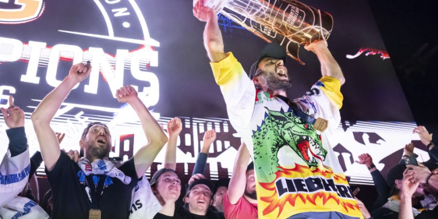 Zwischen 7000 und 8000 Fans empfingen die Spieler von Gottéron bei ihrer Rückkehr nach Freiburg.