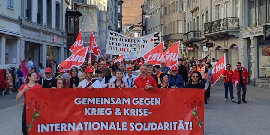 Mehrere hundert Menschen zogen am 1. Mai durch die St. Galler Innenstadt.