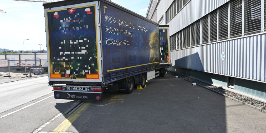Warum sich der Lastwagenanhänger gelöst hatte und dann den Fahrer überrollte, war zunächst unklar.