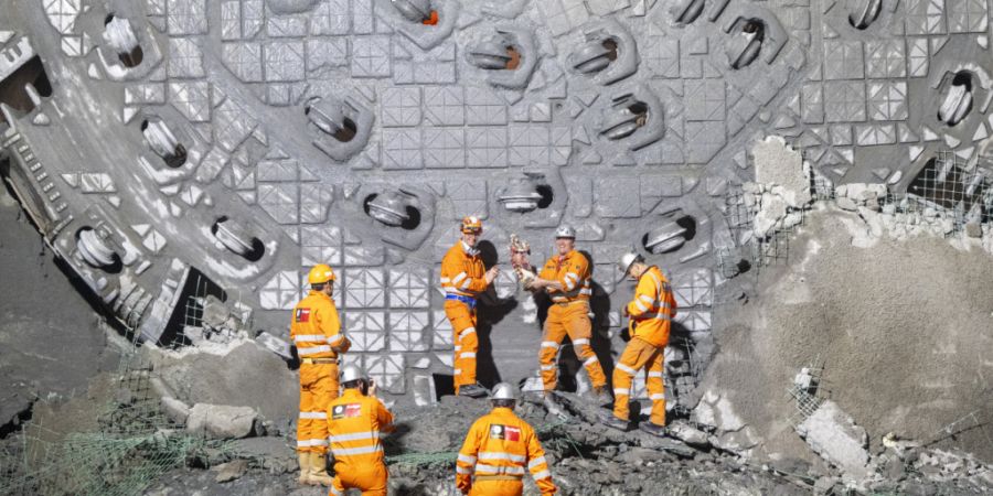 Die Tunnelbohrmaschine «Alessandra» ist, vier Kilometer im Berg, bis in die Störzone vorgedrungen.