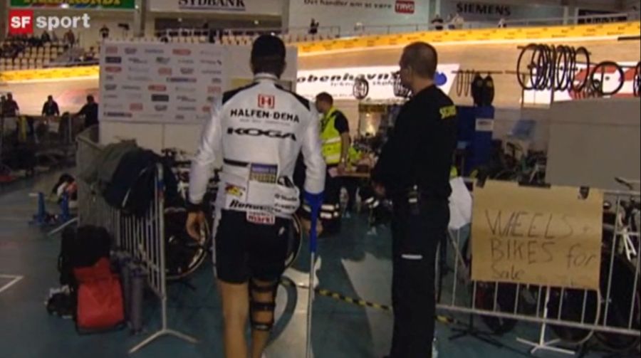 An die Velo-Rennen läuft er mit Krücke.