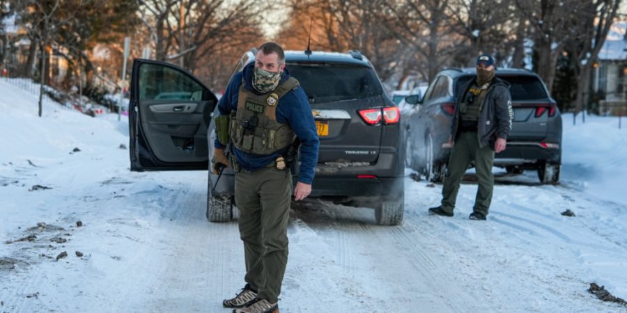 dpatopbilder - Bundesbeamte führen in einem Stadtteil Maßnahmen zur Durchsetzung der Einwanderungsgesetze durch. Foto: Ryan Murphy/AP/dpa