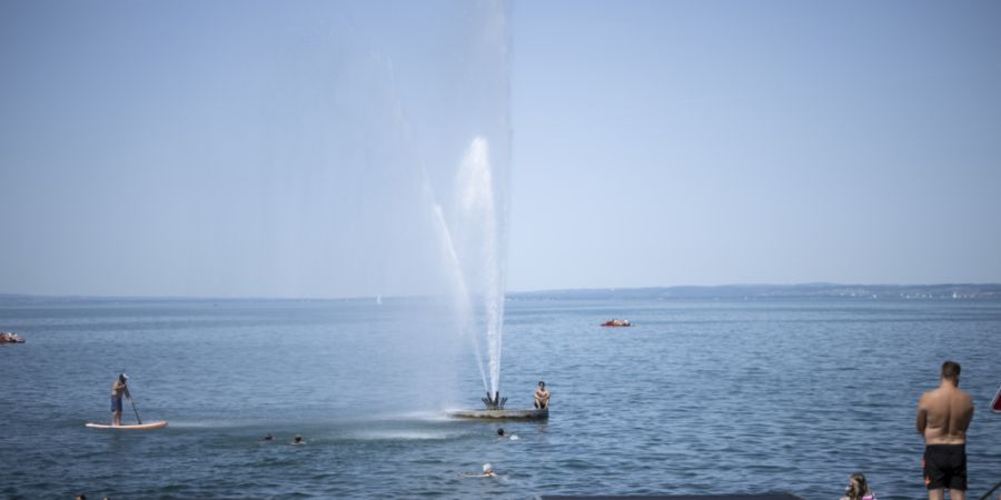 Hier waren ungetrübte Badefreuden früher kaum möglich: Menschen vergnügen sich im Juni 2025 im und am Bodensee bei Rorschach. (Archivbild)