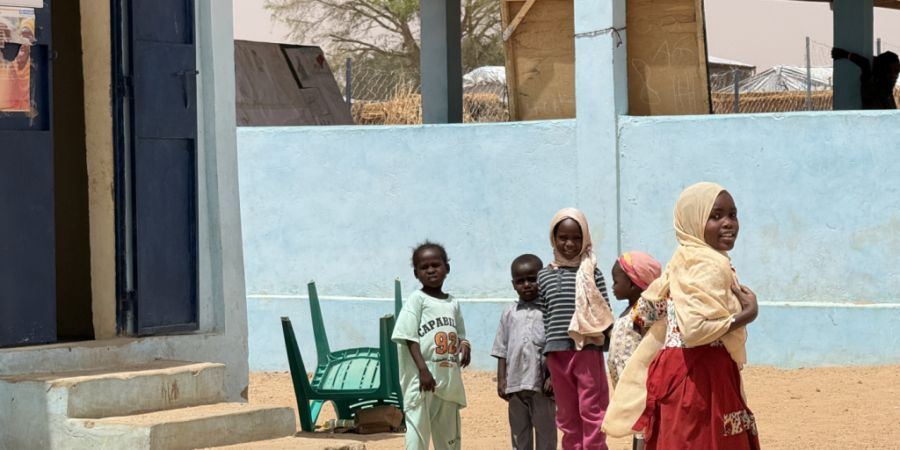 Kinder stehen im Flüchtlingslager Aboutengé im Osten des Tschad. Foto: Eva Krafczyk/dpa