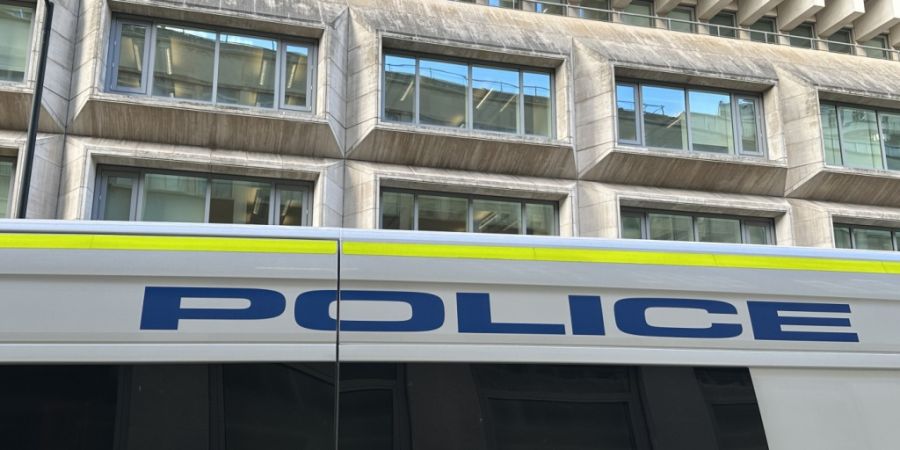 ARCHIV - Ein Polizeiauto steht vor dem britischen Justizministerium. (zu dpa: «Spionage im Auftrag Chinas? Festnahmen in London und Wales») Foto: Benedikt von Imhoff/dpa