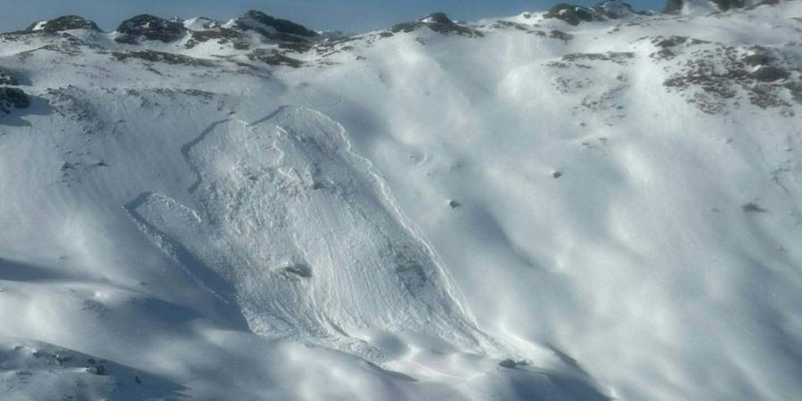 HANDOUT - Lawinenabgang auf der Schmugglerscharte in Bad Hofgastein. In Österreich sind insgesamt fünf Menschen bei zwei Lawinenabgängen gestorben. Foto: Unbekannt/BERGRETTUNG SALZBU...