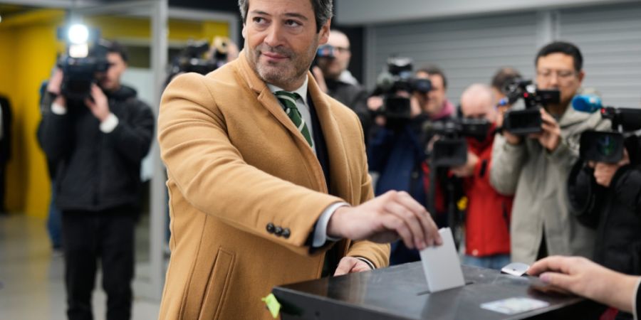 dpatopbilder - Der Präsidentschaftskandidat Andre Ventura von der populistischen Chega-Partei posiert bei der Stimmabgabe für die portugiesischen Präsidentschaftswahlen in einem Wahl...