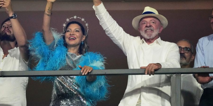Der brasilianische Präsident Luiz Inacio Lula da Silva nimmt zusammen mit der First Lady Rosangela da Silva an der Parade der Sambaschule Academicos de Niteroi zu seinen Ehren im Samba...