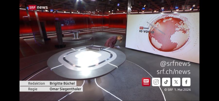 Das macht sie dann doch nicht, etwas wird am Studiopult herumgedrückt.