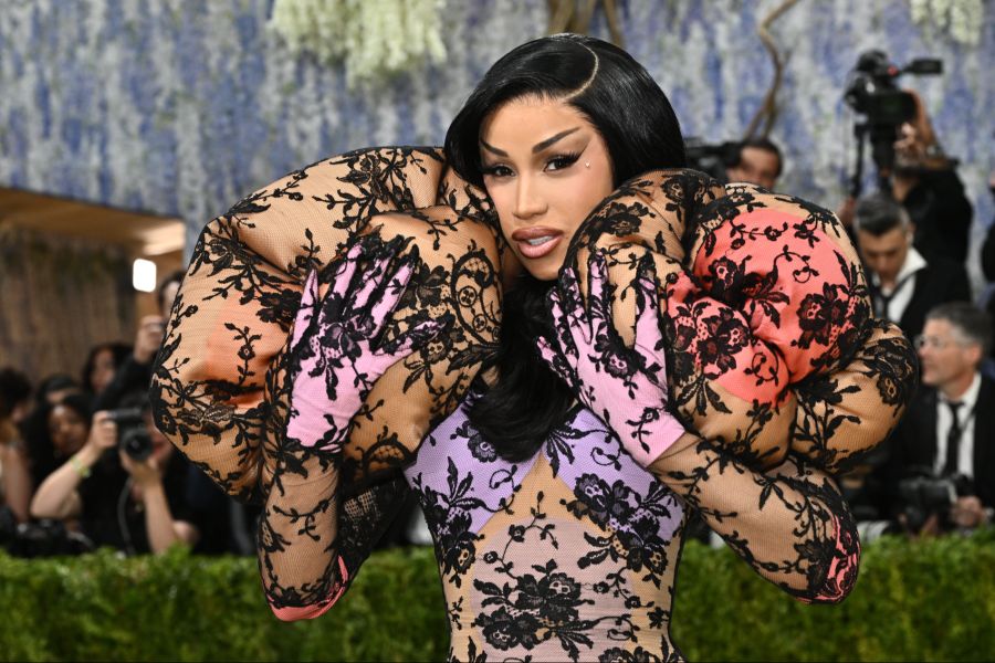 Cardi B zog mit XXL-Ärmeln, Spitze und viel Volumen die Blicke auf sich