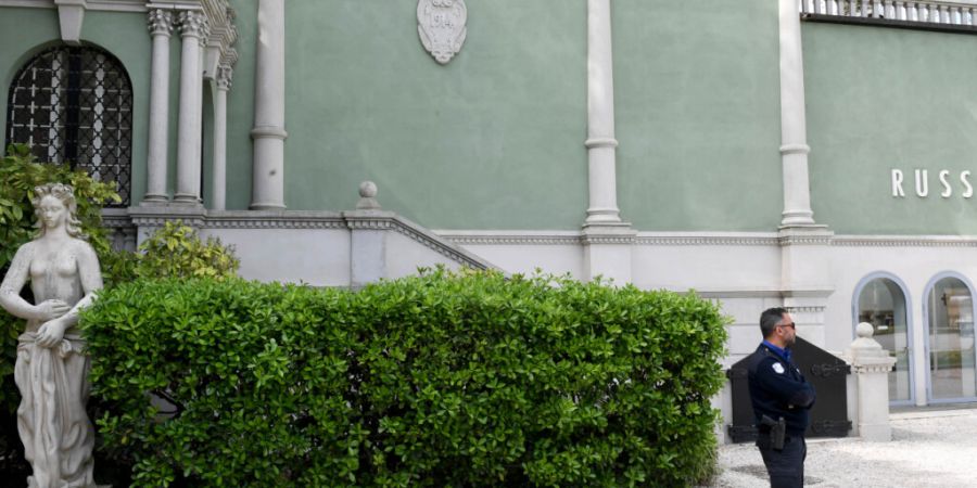 ARCHIV - Der geschlossene Russische Pavillon der Kunstbiennale in Venedig. Foto: Felix Hörhager/dpa/Archivbild
