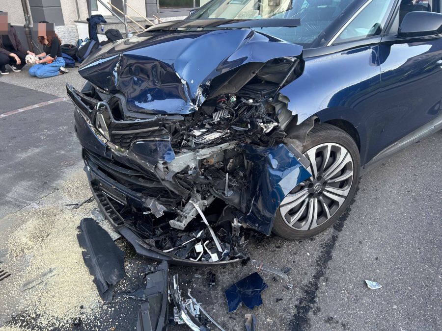 Da von einem Auto Rauch aufstieg, wurde die Feuerwehr aufgeboten.
