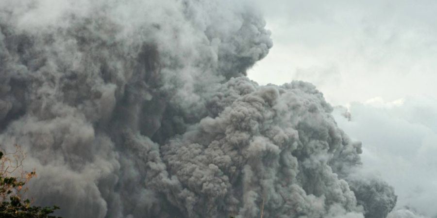 Der Vulkan «Mayon» spuckt Asche. Foto: Nehemiah Manzanilla Sitiar/AP/dpa