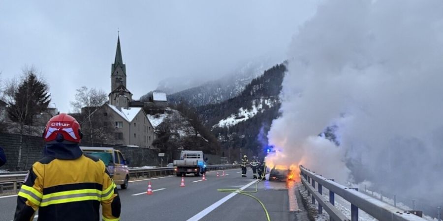 Das Auto brannte auf dem Pannenstreifen vollständig aus.