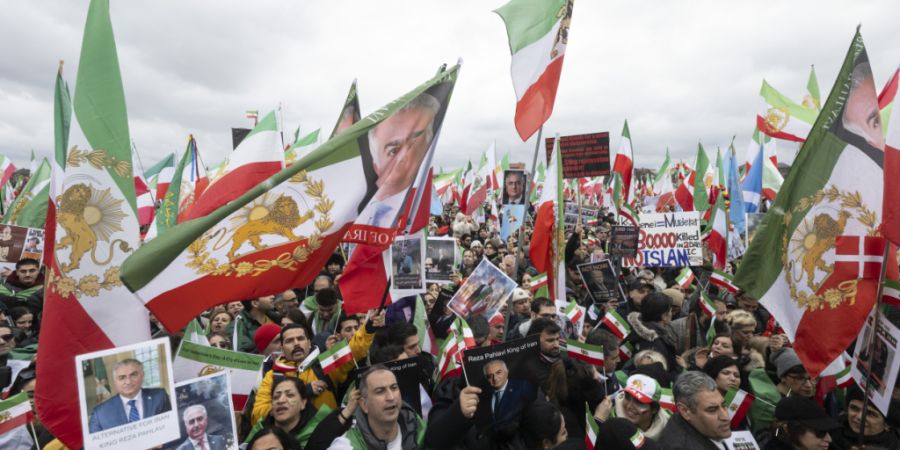 dpatopbilder - Teilnehmende einer Demonstration «Menschenrechte und Freiheit im Iran. Internationale Solidarität mit dem iranischen Volk» anlässlich der Münchner Sicherheitskonfere...