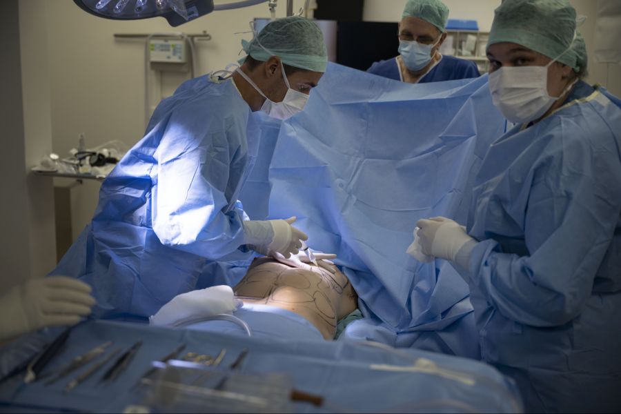 Ein Schönheits-Eingriff, bei dem es oft zu Komplikationen kommt, ist grossflächige Fettabsaugung. (Archivbild)