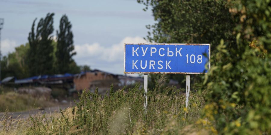 ARCHIV - Ein Schild mit der Aufschrift «Kursk 108 km» steht an der russisch-ukrainischen Grenze. Foto: Evgeniy Maloletka/AP/dpa/Symbolbild