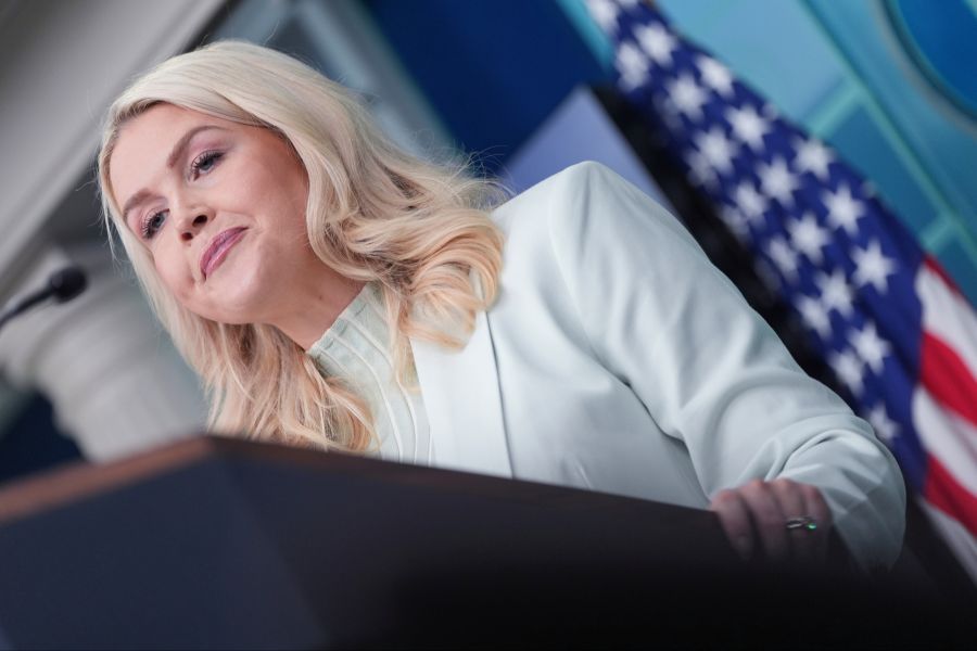 Das Weisse Haus, darunter auch Pressesprecherin Karoline Leavitt, weist die Vorwürfe zurück. Das US-Militär handle stets im Rahmen des Gesetzes.