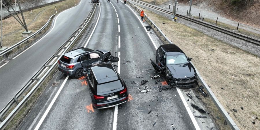 Die Nationalstrasse war nach dem Unfall mit vier Verletzten in beide Richtungen während 4,5 Stunden gesperrt.