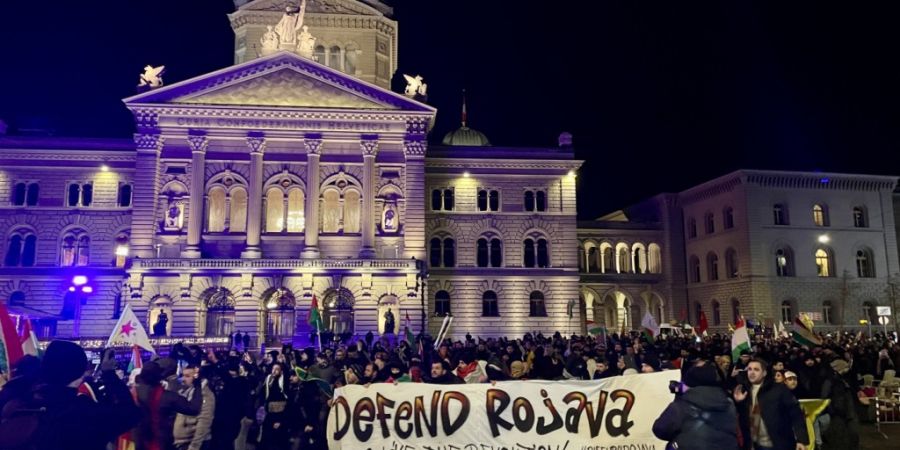 Die Demonstrierenden skandieren «Free free Rojava» in Anspielung auf das von Kurden bisher autonom verwaltete Gebiet im Nordosten Syriens.