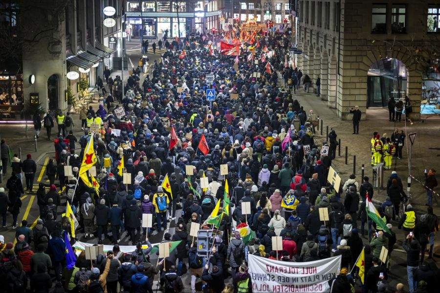 Der lange Zug zog durch die Stadt. Vermummte zündeten Fackeln und Rauchpetarden, Fenster wurden eingeschlagen, Gebäude bemalt.