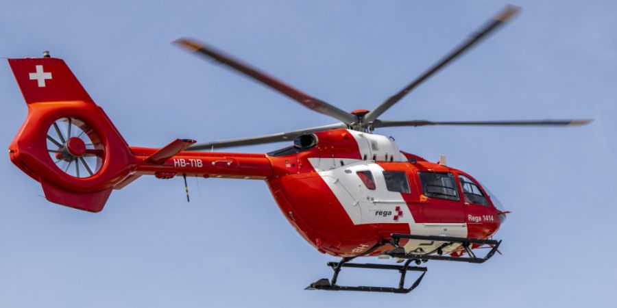 Die 15-Jährige wurde mit einem Helikopter der Rega in ein Spital geflogen. (Symbolbild)