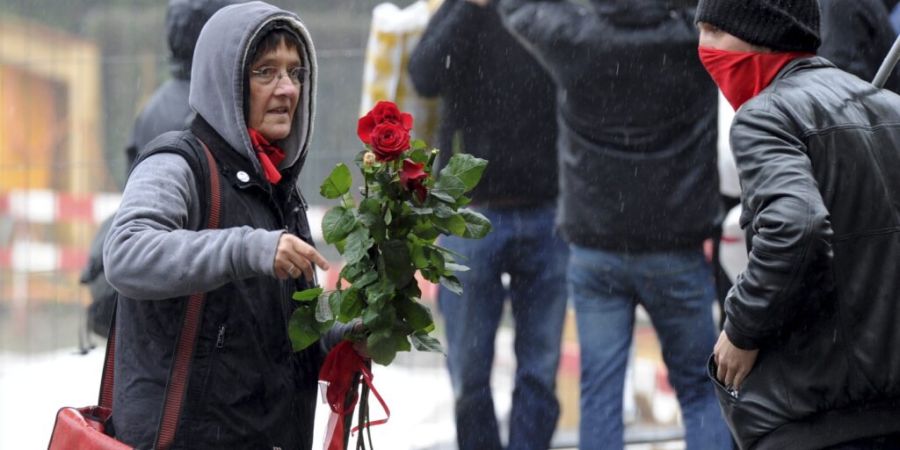 Andrea Stauffachers (links im Bild) Auftritte vor Gericht werden stets von Sympathisanten aus der linskextremen Szene begeleitet. Im Bild 2011 vor dem Bundesstrafgericht in Bellinzona. ...