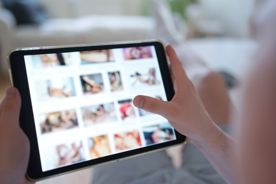 Der Bundesrat hält die geltenden Gesetze bezüglich Deepfakes für ausreichend.