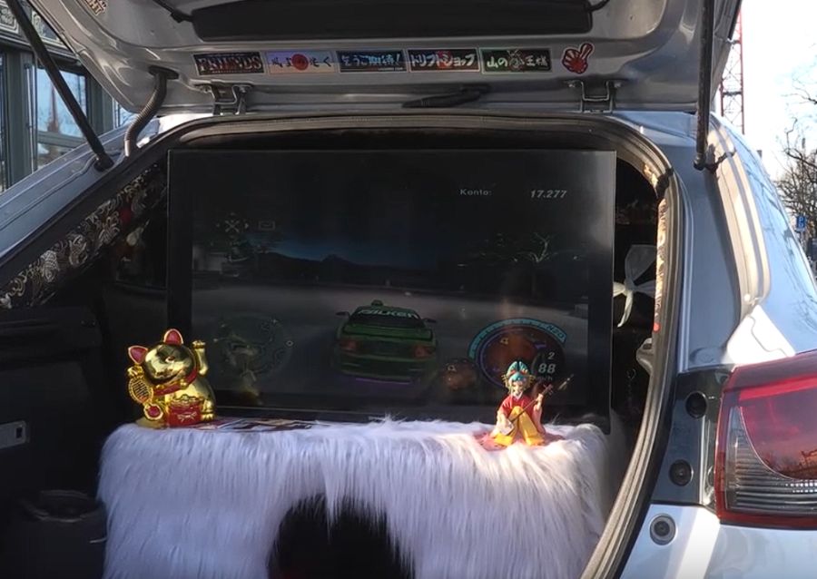 Der Kofferraum des Autos verfügt über eine Playstation 2 und einen Fernseher.