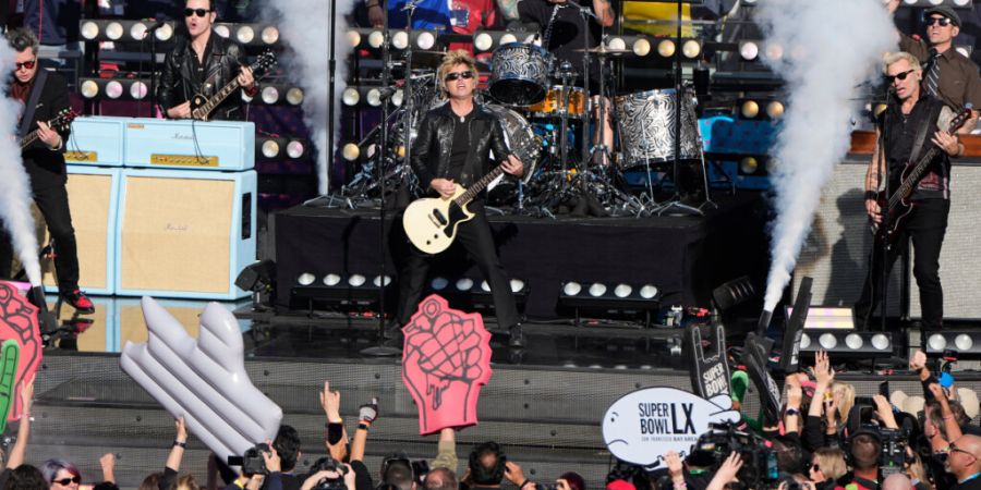 American Football: Profiliga NFL, Super Bowl LX, New England Patriots - Seattle Seahawks. Green Day tritt vor dem NFL Super Bowl 60 auf. Foto: Charlie Riedel/AP/dpa