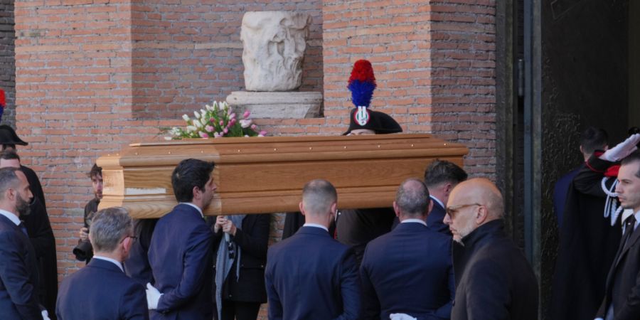 Der Sarg des Modeschöpfers Valentino Garavani trifft in der Basilika Santa Maria degli Angeli zu seiner Trauerfeier ein. Foto: Andrew Medichini/AP/dpa