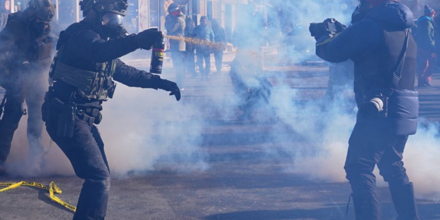 dpatopbilder - Bundesbeamte der Einwanderungsbehörde setzen nach einem Schussvorfall Tränengas gegen Beobachter ein. Foto: Abbie Parr/AP/dpa
