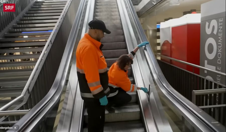 Die Moderatorin staunt über verschiedene Reinigungsmethoden.