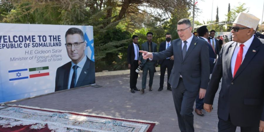 HANDOUT - Israels Außenminister Gideon Saar (2.v.r) trifft den Präsidenten der Region Somaliland, Abdirahman Mohamed Abdullahi. Foto: Schlomi Amsalem/GPO/dpa - ACHTUNG: Nur zur redakt...