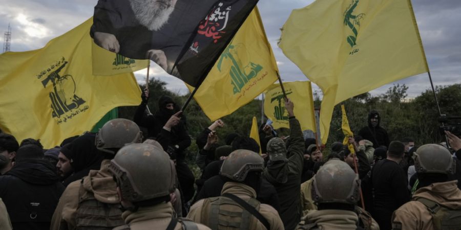 ARCHIV - Die libanesische Armee steht Wache, während Hisbollah-Anhänger protestieren (Archivbild). Foto: Bilal Hussein/AP/dpa