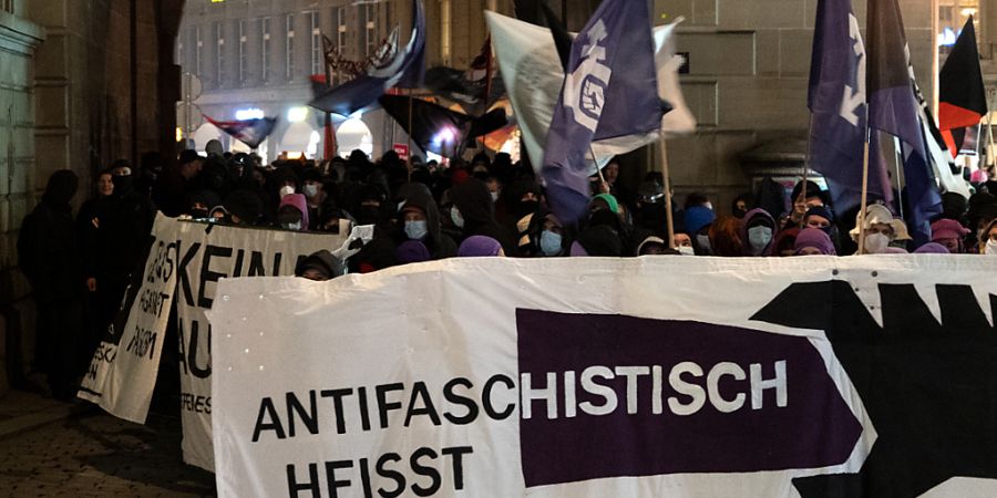 Der Berner Regierungsrat will sich beim Bund für ein schärferes Vorgehen gegen gewalttätige linksextremistische Gruppierungen wie die Antifa und den Schwarzen Block einsetzen. (Archi...