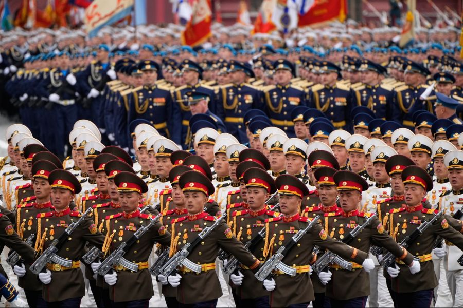 Nordkorea-Soldaten unterstützten Russlands Mini-Militärparade.