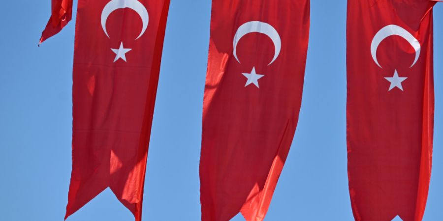 ARCHIV - Türkische Flaggen wehen vor blauem Himmel im Wind. Foto: Anna Ross/dpa (Archivbild)