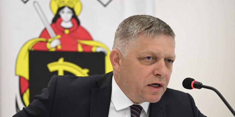 ARCHIV - Robert Fico, Ministerpräsident der Slowakei, eröffnet eine Regierungssitzung. Foto: Radovan Stoklasa/TASR/dpa