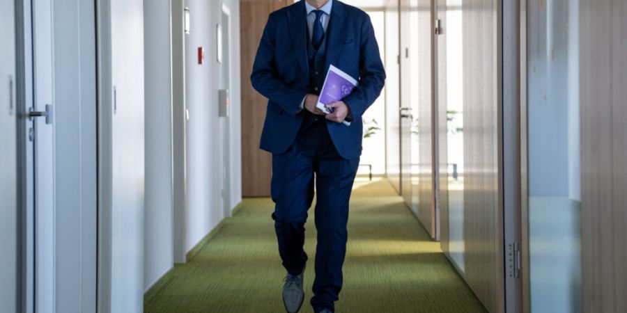 Andrés Ritter, stellvertretender Leiter der Europäischen Staatsanwaltschaft, geht nach einem Interviewtermin im Gebäude der European Public Prosecutor's Office (EPPO) in Luxemburg du...