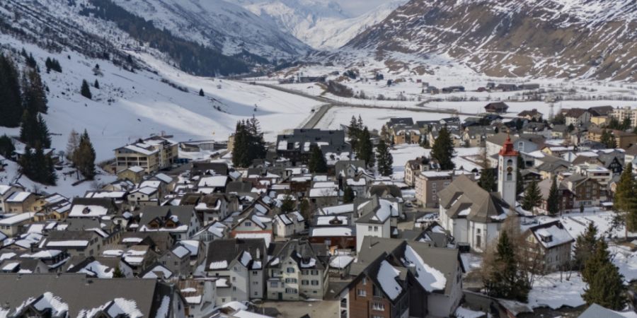Eine Übersicht über das Dorf Andermatt in Richtung Hospental: Die drei Gemeinden Andermatt, Hospental und Realp planen in naher Zukunft eine Gemeindefusion im Urserntal.