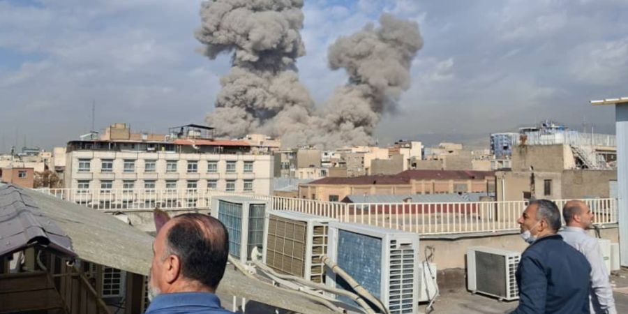 Israel und die USA haben am Samstag den Iran angegriffen. Im Bild ist Rauch nach einer Explosion in Teheran zu sehen.