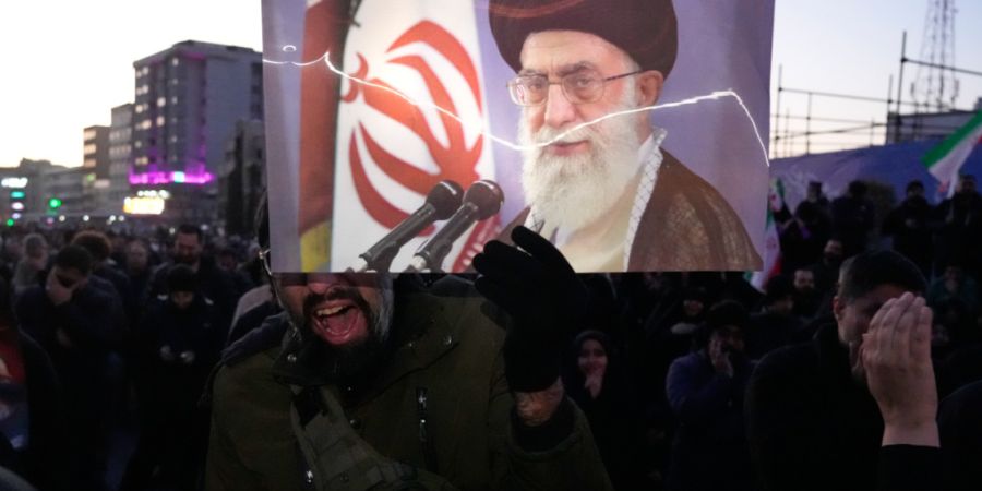 Anhänger der Regierung trauern in einer Versammlung in Teheran, Iran, nachdem das staatliche Fernsehen offiziell den Tod des iranischen Obersten Führers Ajatollah Ali Chamenei (auf de...