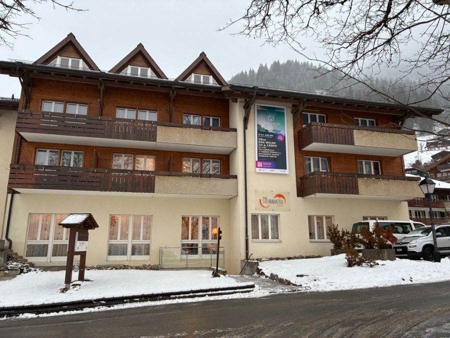 Die Seitenansicht des Schweizer Teamhotels Neumattli. Hier schlafen Odi & Co.