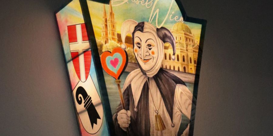 Basel überreicht dem neuen ESC-Gastgeber Wien eine Fasnachtslaterne mit Wahrzeichen aus beiden Städten.