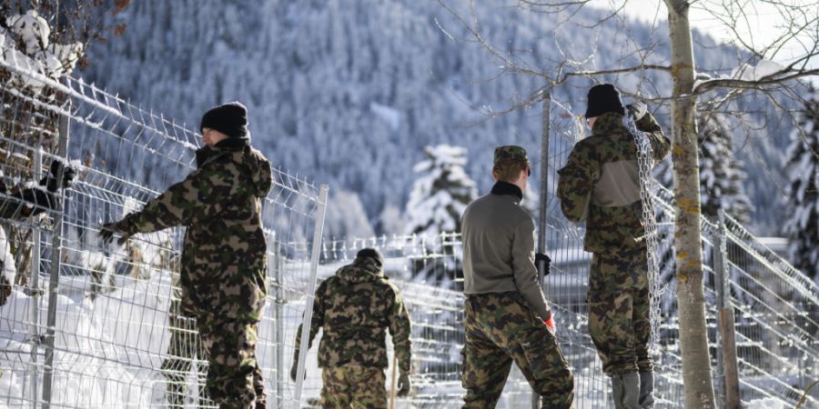 Zum Beispiel Absperrgitter aufstellen: Das Gros der Angehörigen, die am WEF in Davos Einsätze leisten, ist am Montag eingerückt. Im Bild Einsatzkräfte im Jahr 2024. (Archivibild)