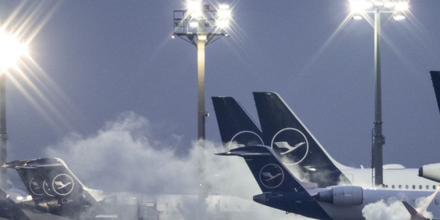 ARCHIV - Eine Passagiermaschine wird am frühen Morgen auf dem Flughafen von Frankfurt am Main enteist. Auch in den kommenden Tagen sollen die Temperaturen teils deutlich unter dem Gefr...