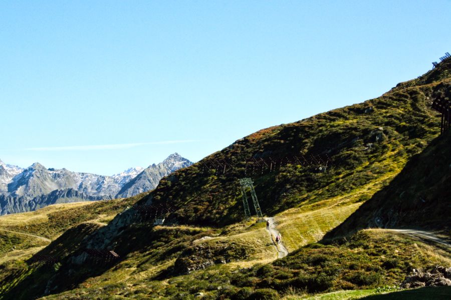 Der Vier-Barga-Weg führt zu restaurierten Ställen, den «Barga», und macht die Tradition der Alpenbewirtschaftung erlebbar.