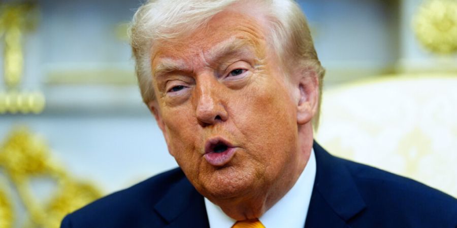 US-Präsident Donald Trump spricht während eines Treffens im Oval Office des Weißen Hauses. Foto: Alex Brandon/AP/dpa