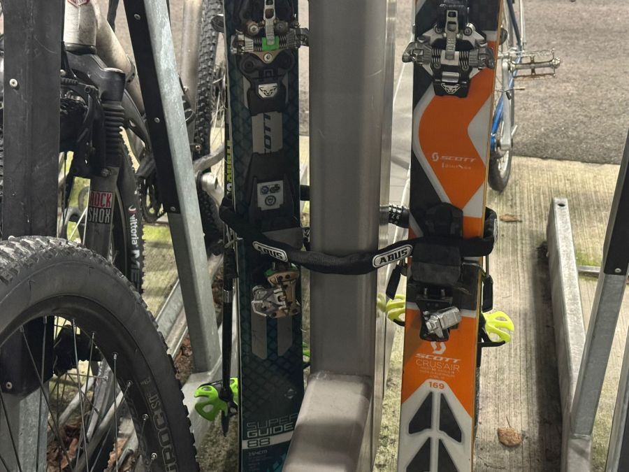 Die BLS hat wenig Freude: «Die Velostation ist grundsätzlich nicht als ‹Skidepot› vorgesehen.»